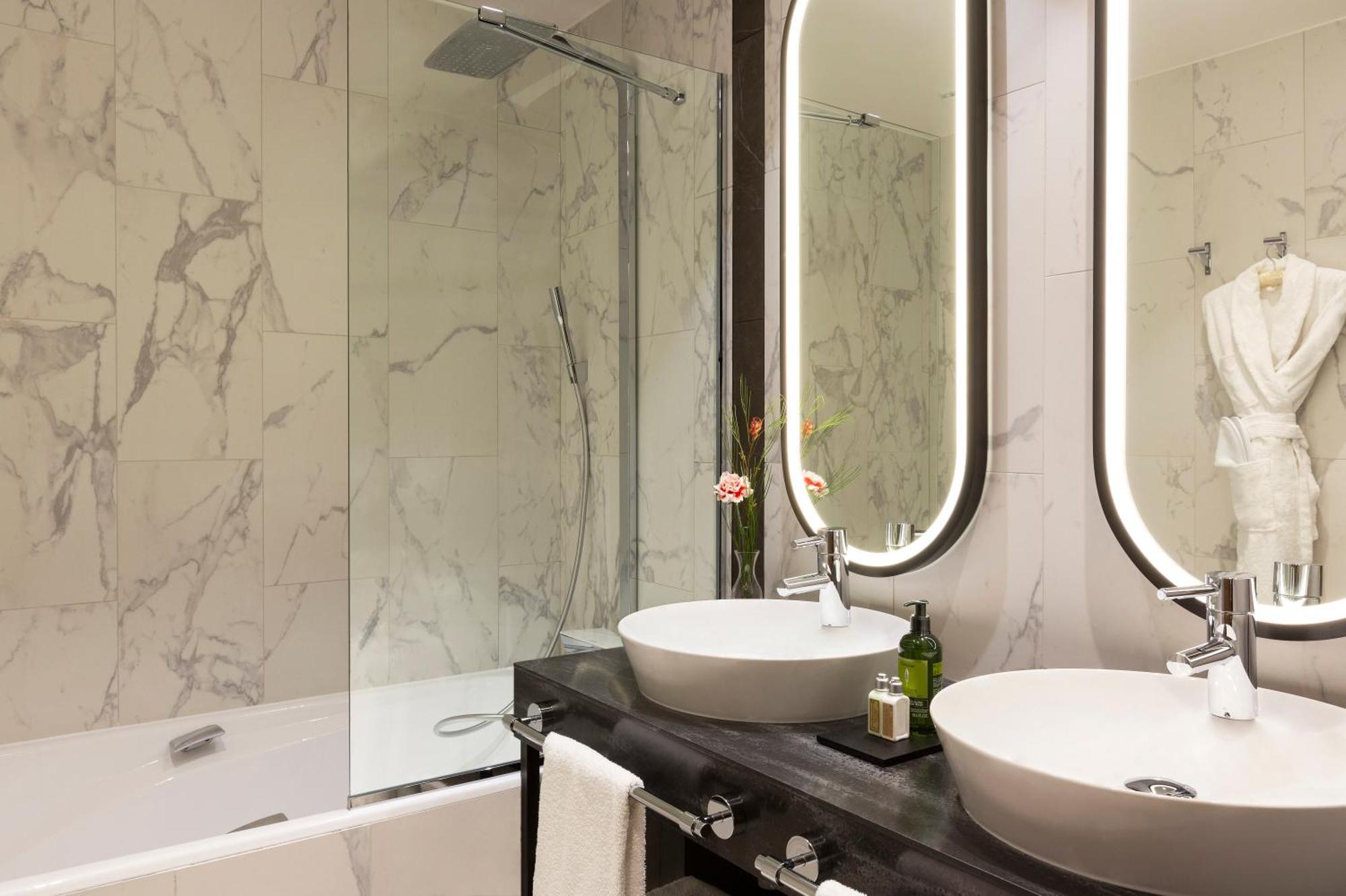 La Clef Tour Eiffel By The Crest Collection Hotel Parijs